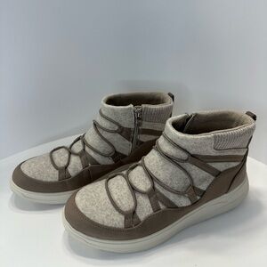 BZees Women's, Tahoe Boot Size Wide New in Box